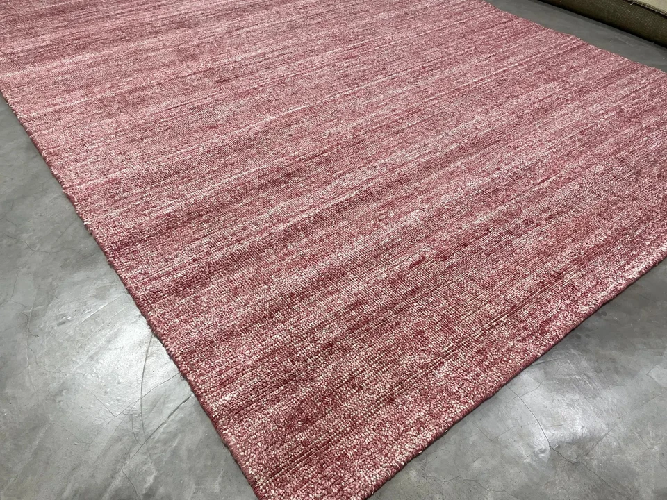 Alfombra hecha a mano de diseño con telar de bambú seda y lana color rojo y beige Foto 2 de 4