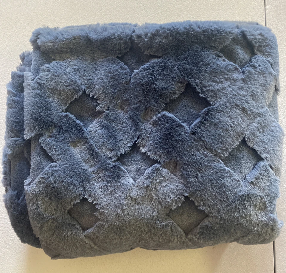 Martha Stewart Lattice Faux Fur Throw, 60x50″, Storm Grey 👍 Foto 2 de 3