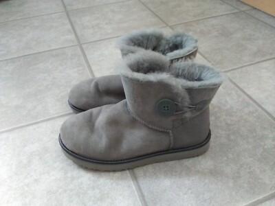 Ugg Mini BAILEY Button II Metallic 1019031 W/GYS Gr. 40 Grau