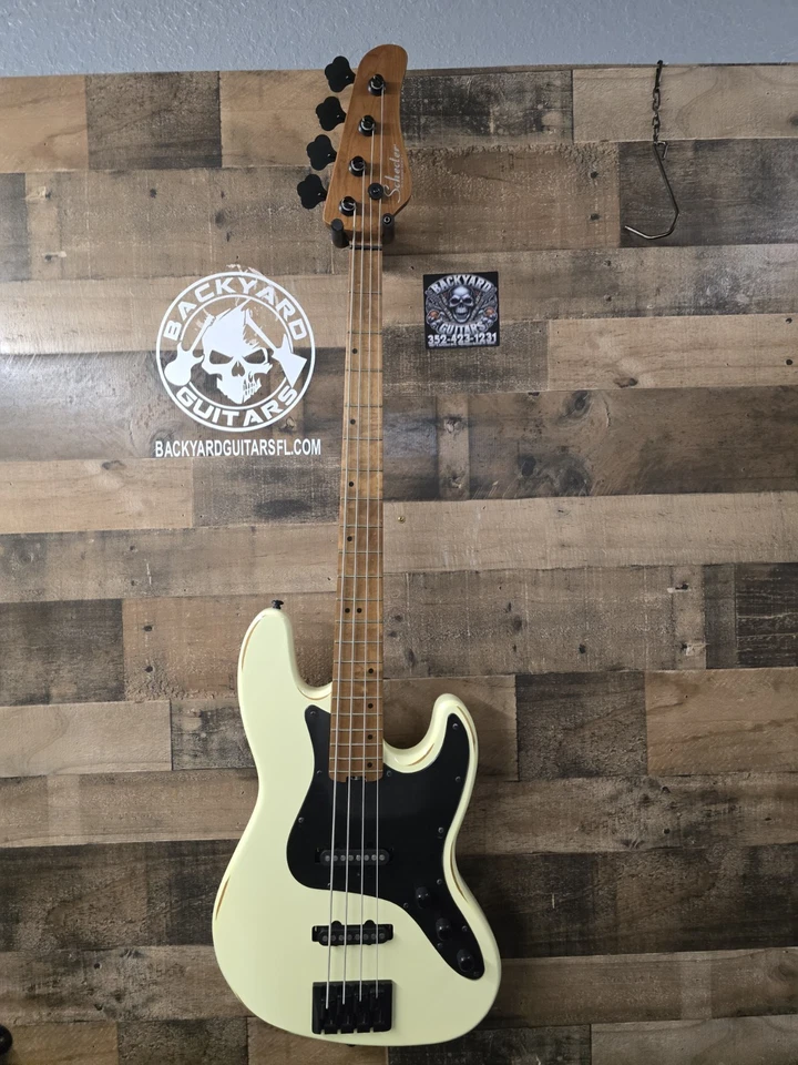 Bajo de 4 cuerdas Schecter J-4 Nikki Sixx - usado marfil con estuche Foto 2 de 4