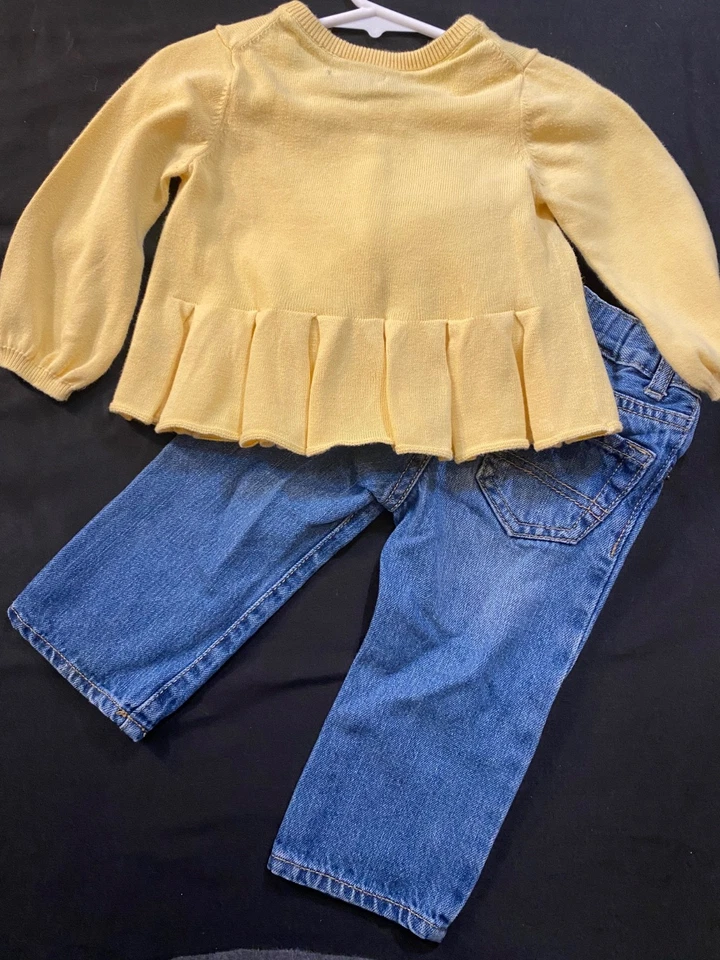 Conjunto Niñas - Suéter Bebé Gap y Jeans Lugar Niños Talla 12-18 Meses Foto 2 de 2