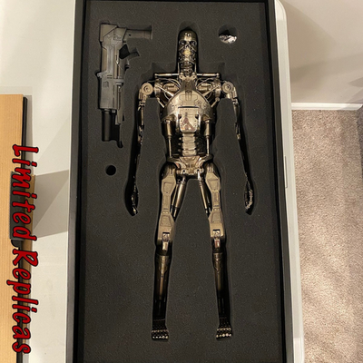 Hot Toys The Terminator T-800 Endoskeleton 1:4 Action Figure QS002