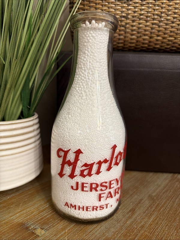 Harlow’s Jerseydale Farm Amherst, Mass. Milk Bottle Quart 