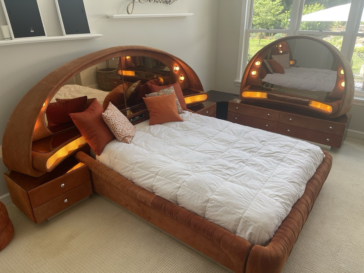 最終値下　FILM Bed side chest 1960s Winners Only Cape Cod Full Panel Bed is available in the