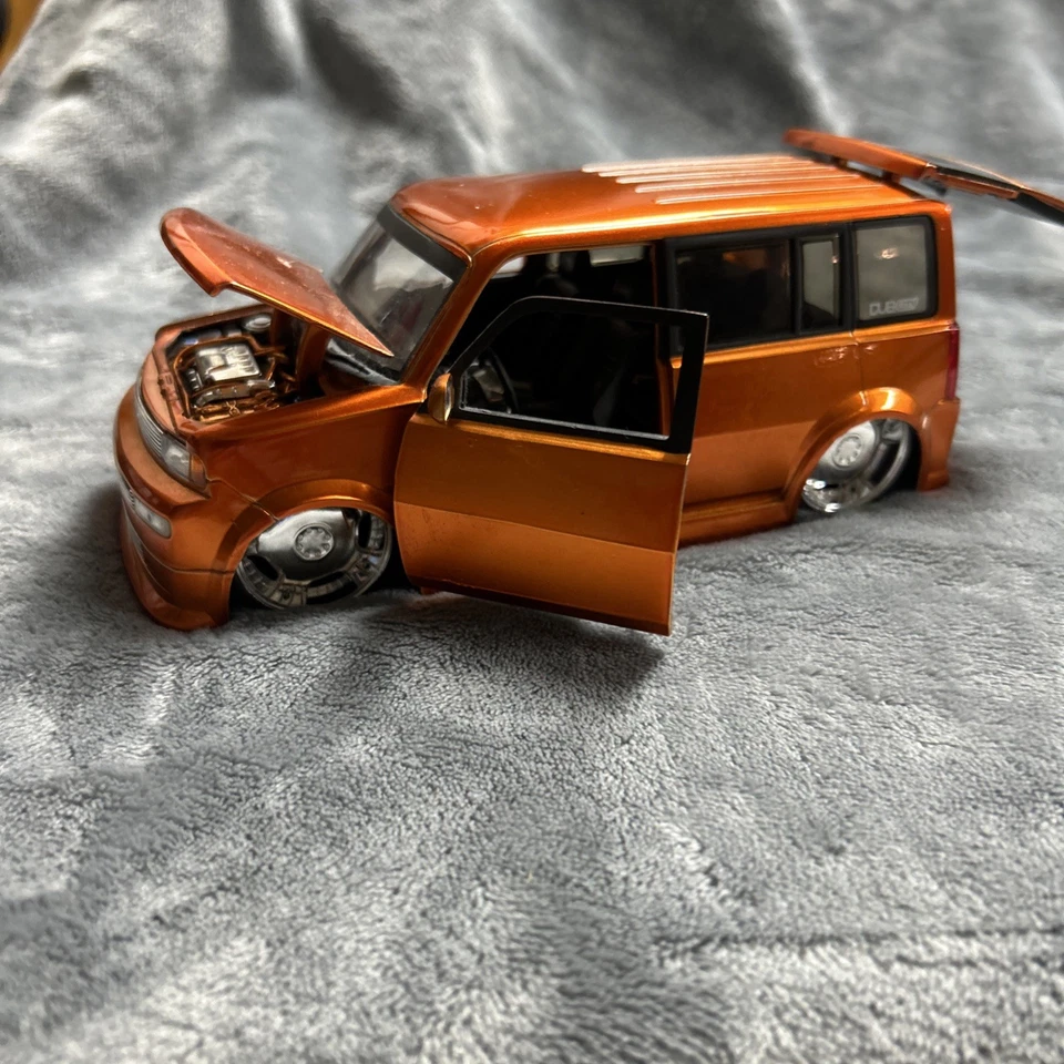 Ruedas Dub City 1:24 Scion XB LOWENHART LDR modelo JADA fundido a presión 2004 naranja Foto 2 de 4