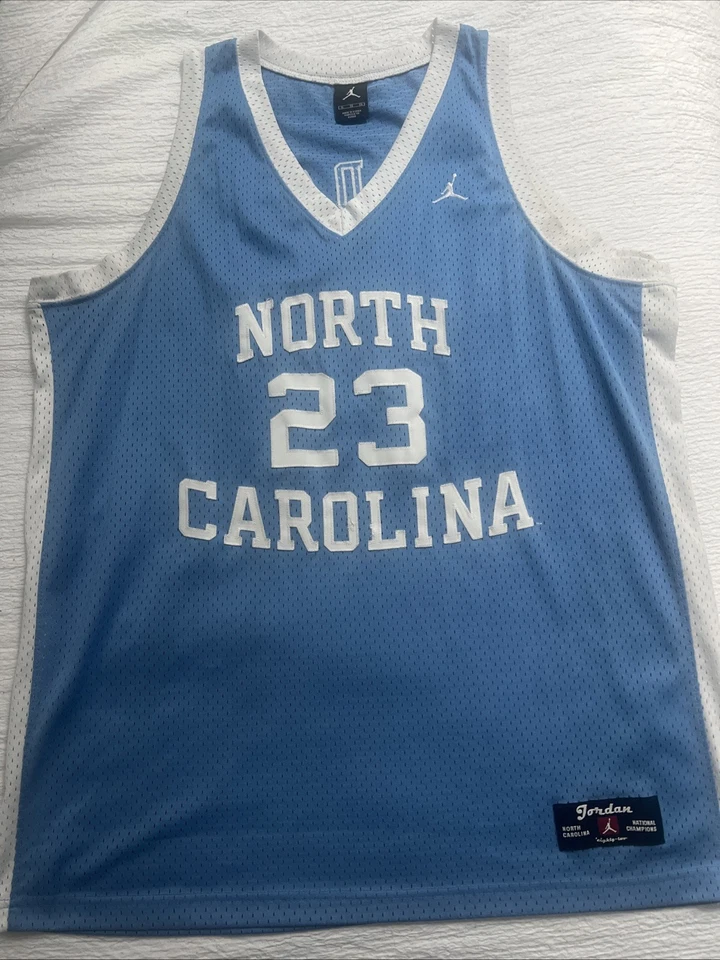 Camiseta deportiva de baloncesto Michael Jordan Jump Man North Carolina #23 extra grande XL Foto 3 de 4