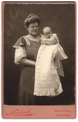 Fotografie Newland, Kobenhavn, Kobmagergade 4, Mutter mit ihrem Kind Barnet Gre 