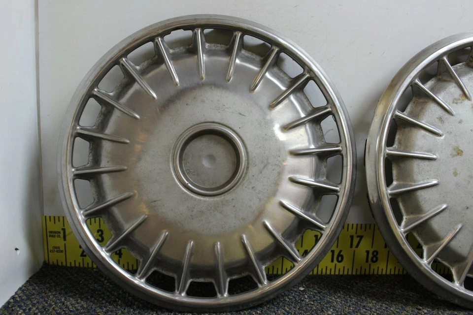 Juego de 4 tapacubos de 14" cubiertas de rueda OEM 14035323 1982-85 Chevrolet Camaro (2077) Foto 2 de 4