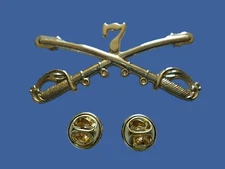 U.S MILITARY 7th CAVALRY PIN METAL HAT BADGE CROSSED SABERS SWORDS GEORGE CUSTER