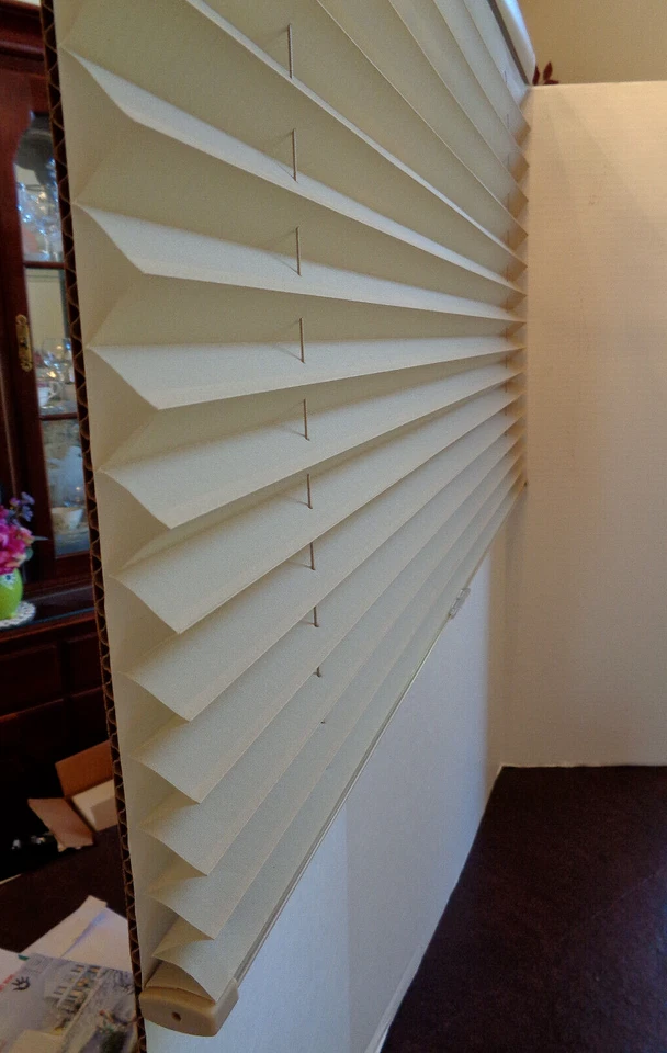 Persianas plisadas inalámbricas JC Penney topo 34,5" de ancho x 21" de largo con hardware Foto 3 de 4