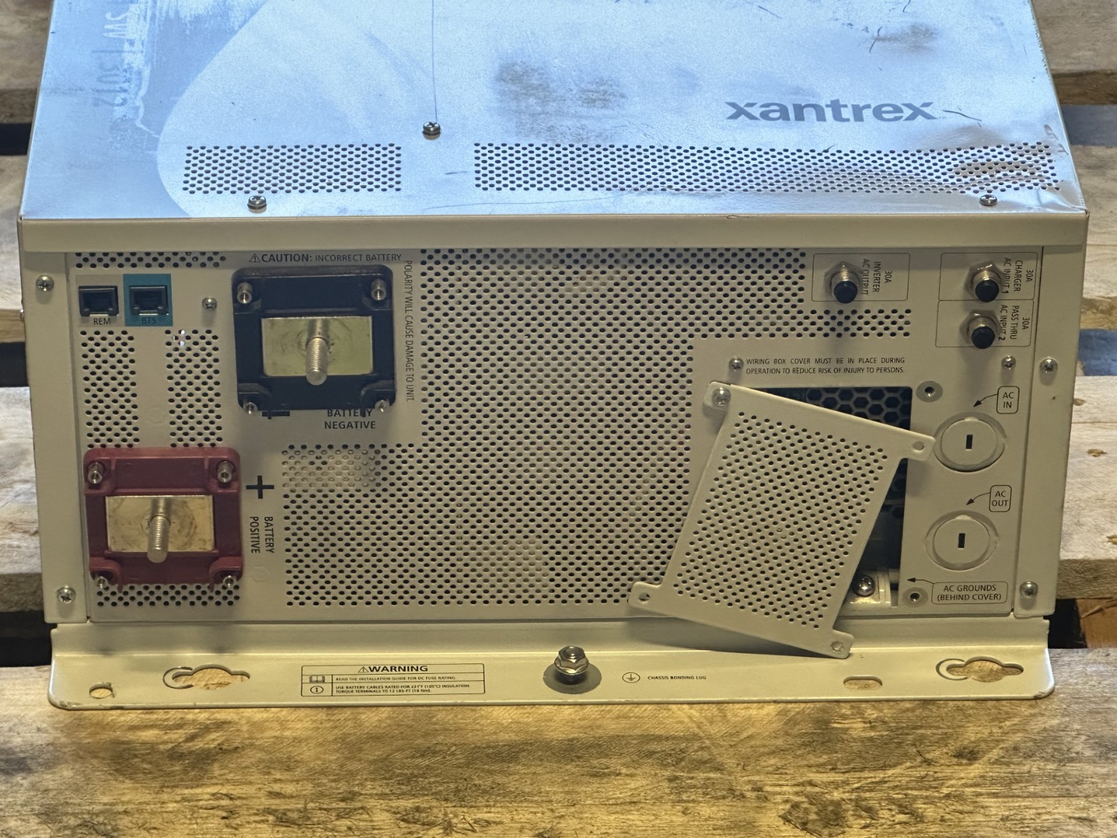 Xantrex Freedom FSW3012 12V 3000W Inverter/Charger 815-3012