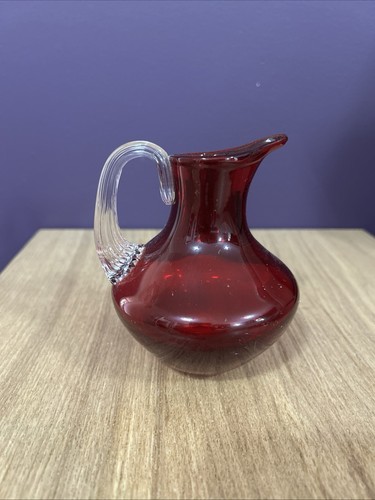 Vintage Whitefriars "Spatzenschnabel" Krug in Rubinrot mit klarem Griff. 4,5"