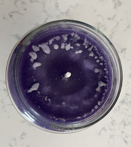 Yankee Candle Lilac Blossoms. - 22 oz Classic Large Jar Scented Candle US - Picture 4 of 7