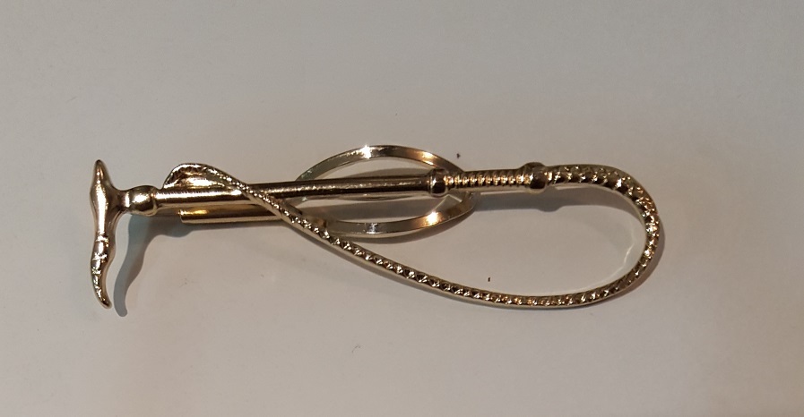 Pisacorbata pasador alfiler de corbata color oro, motivo equitacion fusta latigo