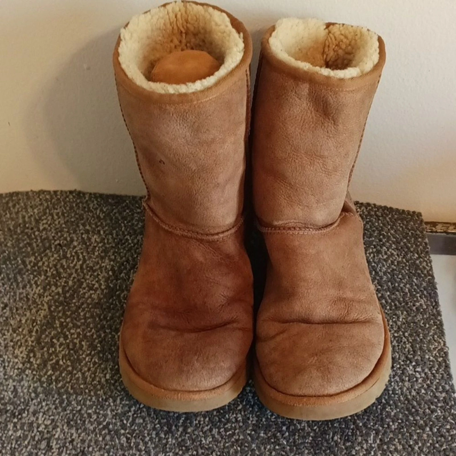 UGG Classic short women's winter boots tan size 9