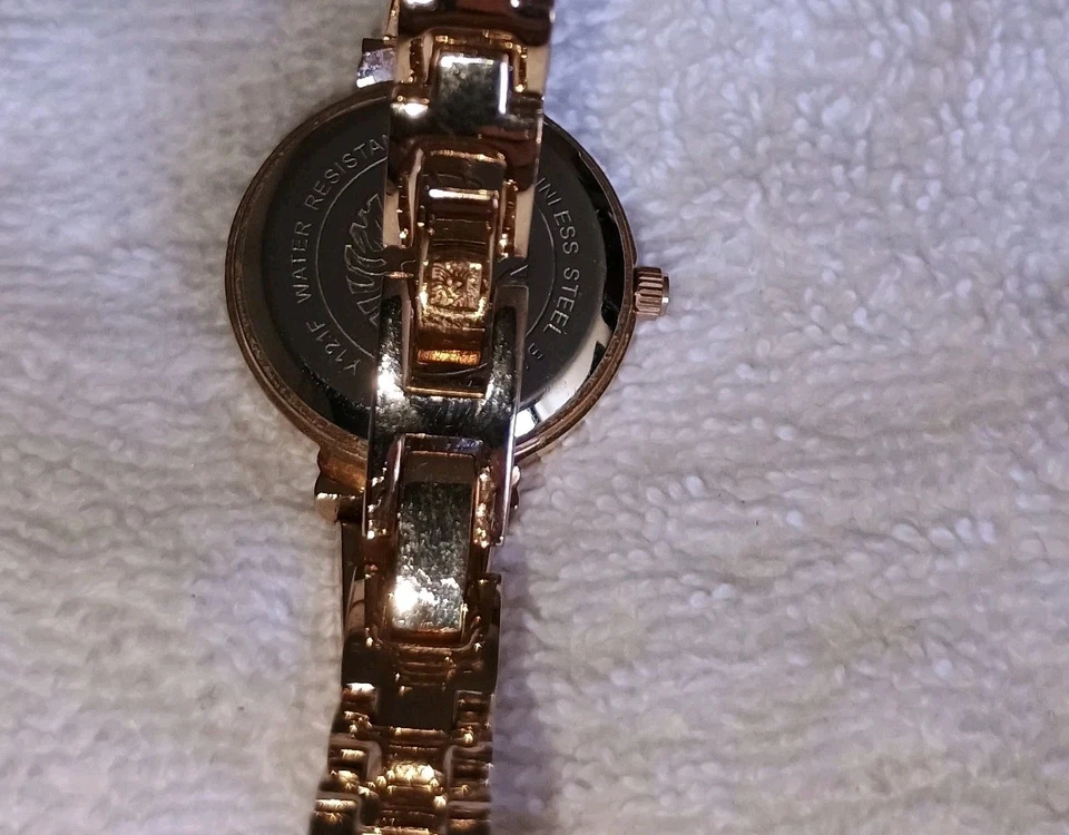 Reloj para mujer Anne Klein con acento de diamantes de aleación en tono oro rosa AK-2216BLRG Foto 3 de 4