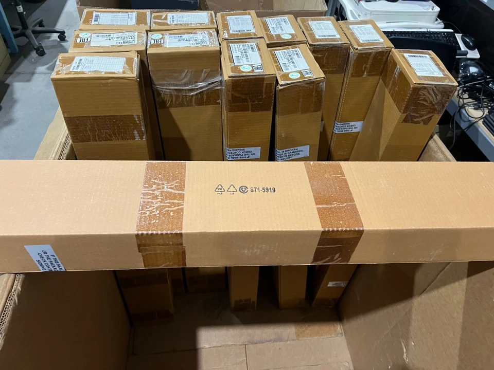 NEW APC AP8858 Rack PDU 2G Metered Zero-U 16A 100-240V (18) C13 & (2) C19 SEALED - Image 3 of 4