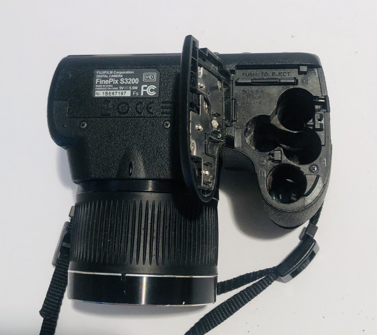 FujiFilm FinePix S3200 14 MP Digital Camera w/ Strap & Bag Parts
