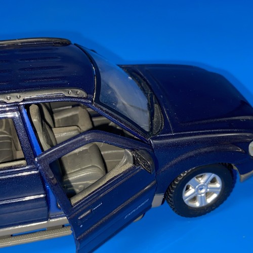 Maisto Ford Explorer Sport Trac Special Edition 1/25 & 1:24 rot BMW Z28 Menge 2 - Bild 18 von 22