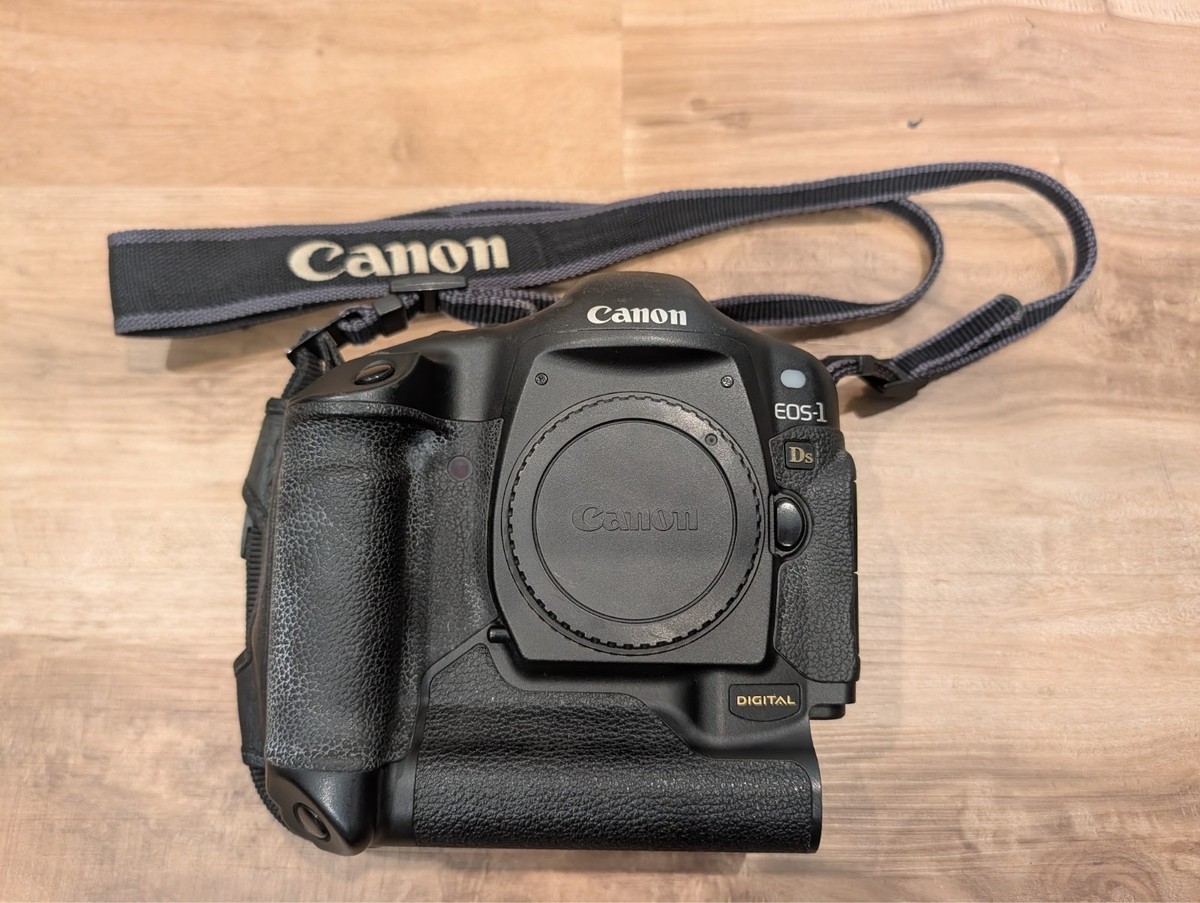 READ! 20K! Canon EOS 1Ds Mark I Full Frame 11.1 MP DSLR - Body