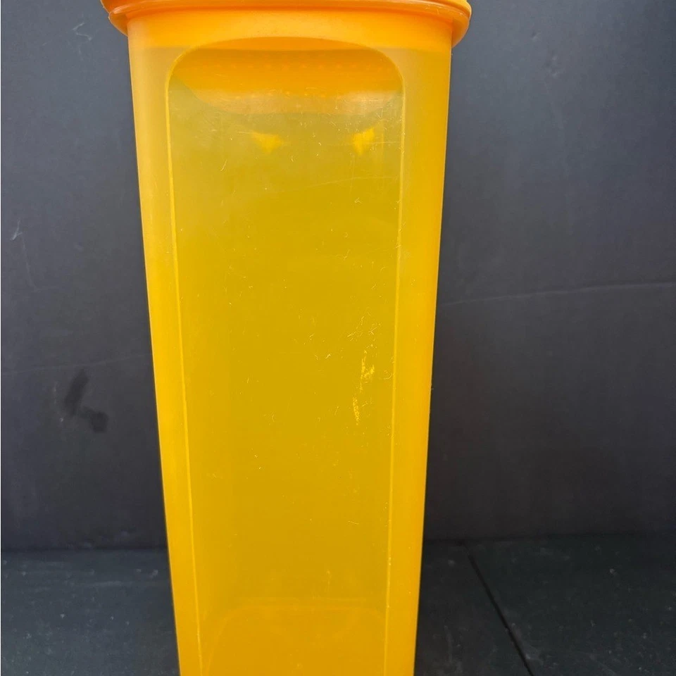 Jarra Tupperware Slim Line 2 litros naranja con colador y tapa Foto 3 de 4