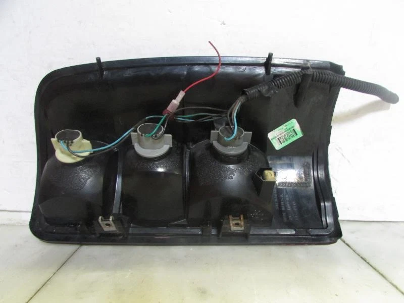 04 05 06 Luz trasera izquierda Chevy Tahoe OEM Foto 2 de 2