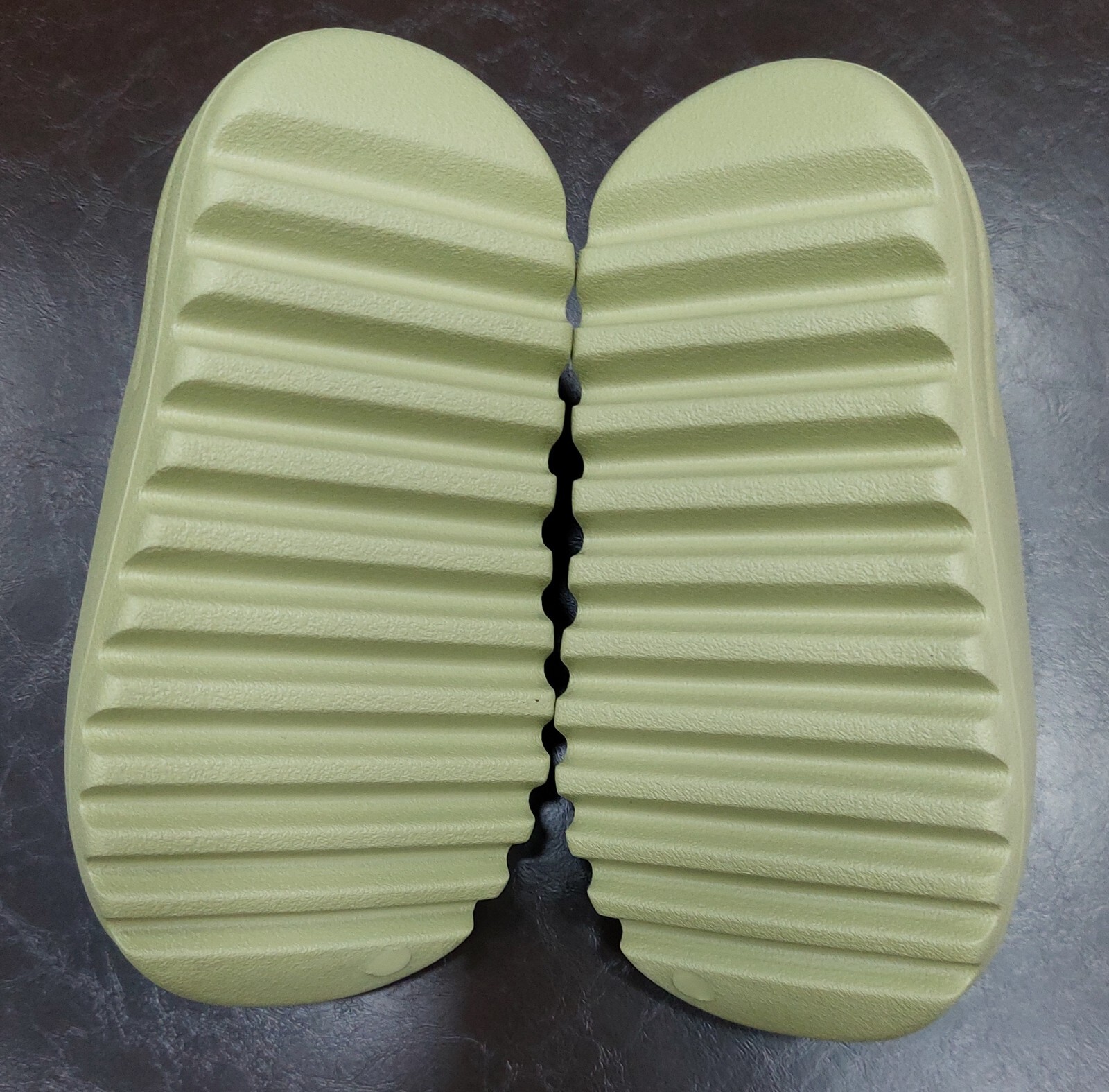 adidas Yeezy Slide Resin (2022) (Kids) fz5903 SZ us 11K uk 11K eur 29 Brand New thumbnail 5