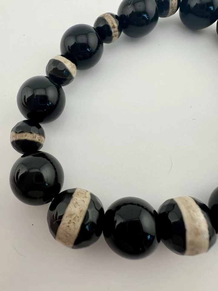 Pulsera elástica de ónix ágata negra y crema Foto 4 de 4