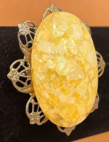 Vintage Oval Yellow Iridescent Confetti Lucite Gold Tone Filagree Pin Brooch - Picture 3 of 5