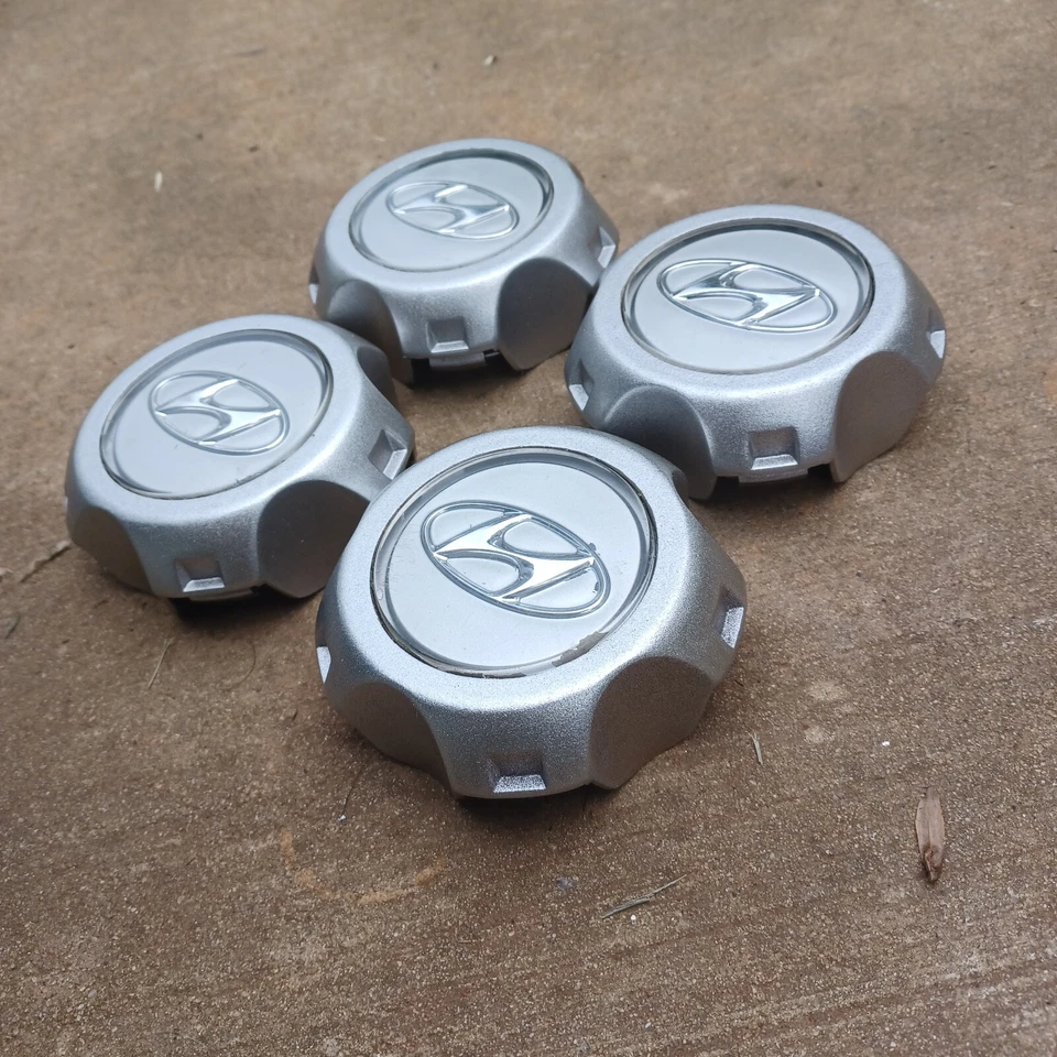 Juego de tapas centrales Hyundai Tucson (4 piezas) 2005-2006 parte# U03604-3800 repintado Foto 2 de 3