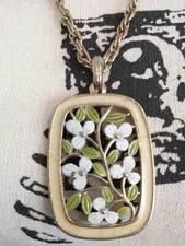 Vintage white trillium Flowers gold Pendant Necklace spring floral 23" Chain