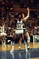 Bob Mcadoo Of The Buffalo Braves Boxes Out 1974 OLD PHOTO