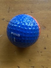 Ancienne balle de golf PING Eye bicolore rouge et bleu avec karsten #1 pour collection 