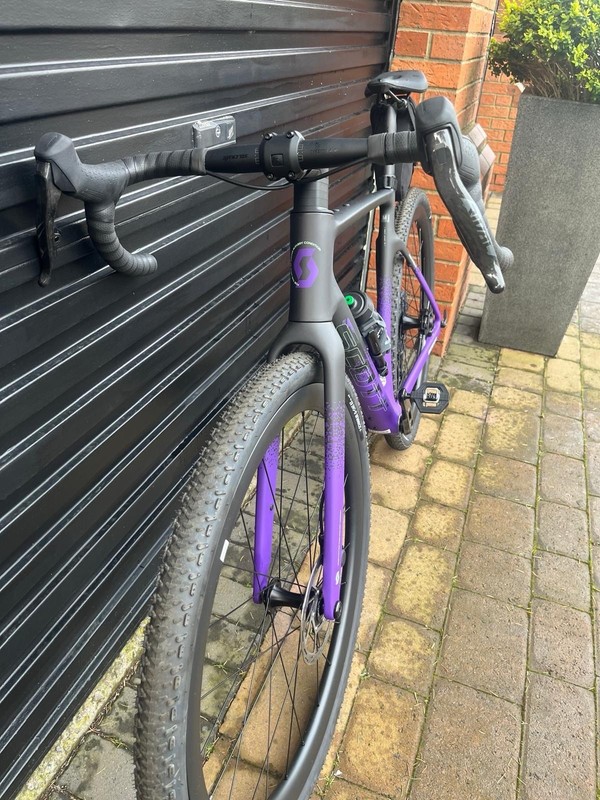 Scott Addict 20 Gravel Bike in Carbon Black/Indigo Purple