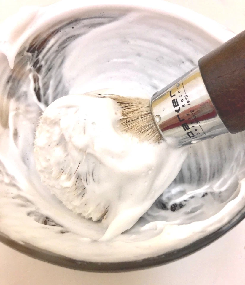  Cepillo de afeitar sintético hecho a mano con mango de nogal y cromo Parker de lujo y soporte Foto 4 de 4