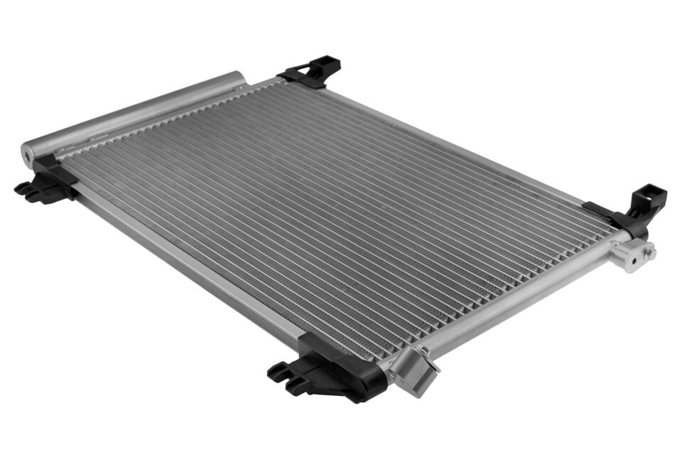 Condensateur de climatisation pour rafraîchir l'habitacle de Toyota Yaris
