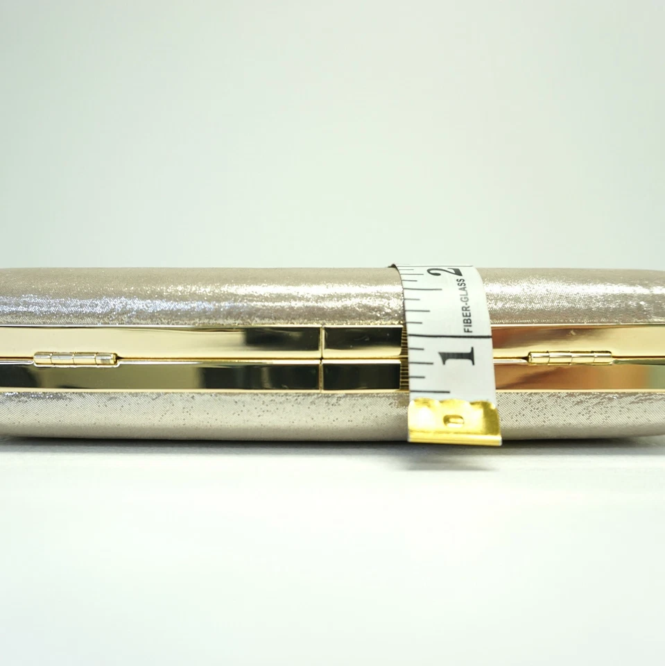 Bolso sin asas Calvin Klein para mujer pequeño de noche mica dorado metálico $178 Foto 4 de 4