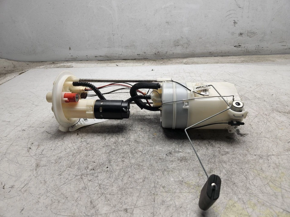 Conjunto de bomba de combustible Infiniti QX56 2011-2013 5,6 L A/T OEM 17040-3ZD0A Foto 2 de 4