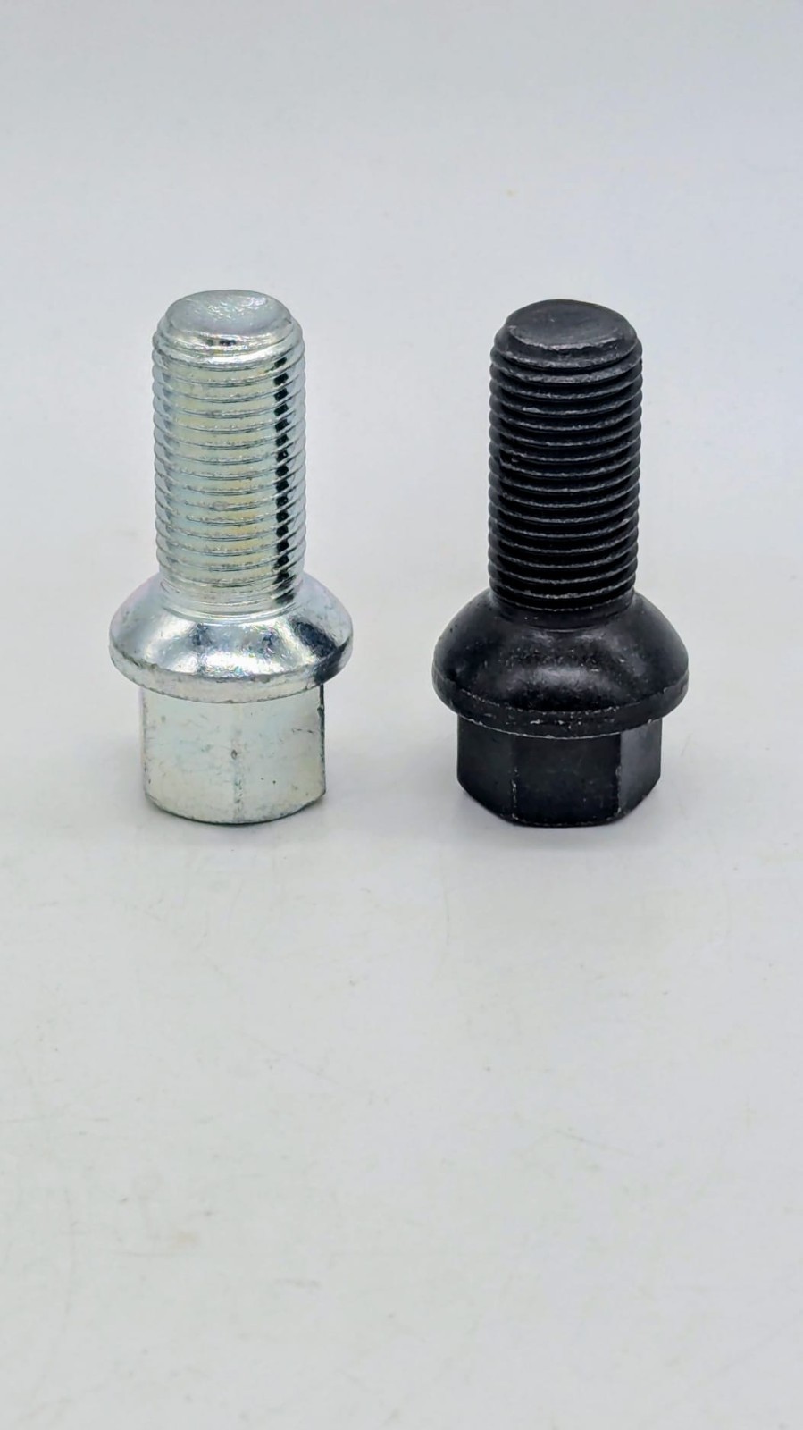 20 Radschrauben M14x1,5x27mm Kugelbund R13 SW17 Silber + Schwarz VW Audi Seat