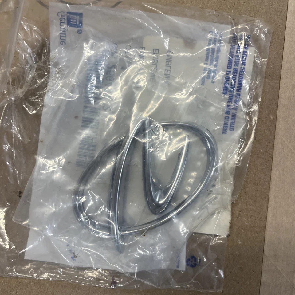 GM# 25640212 1995-1998 Oldsmobile Aurora capó emblema cromado Foto 2 de 3