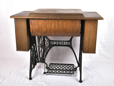 Vintage SINGER Sewing Machine Table & Sewing Machine w
