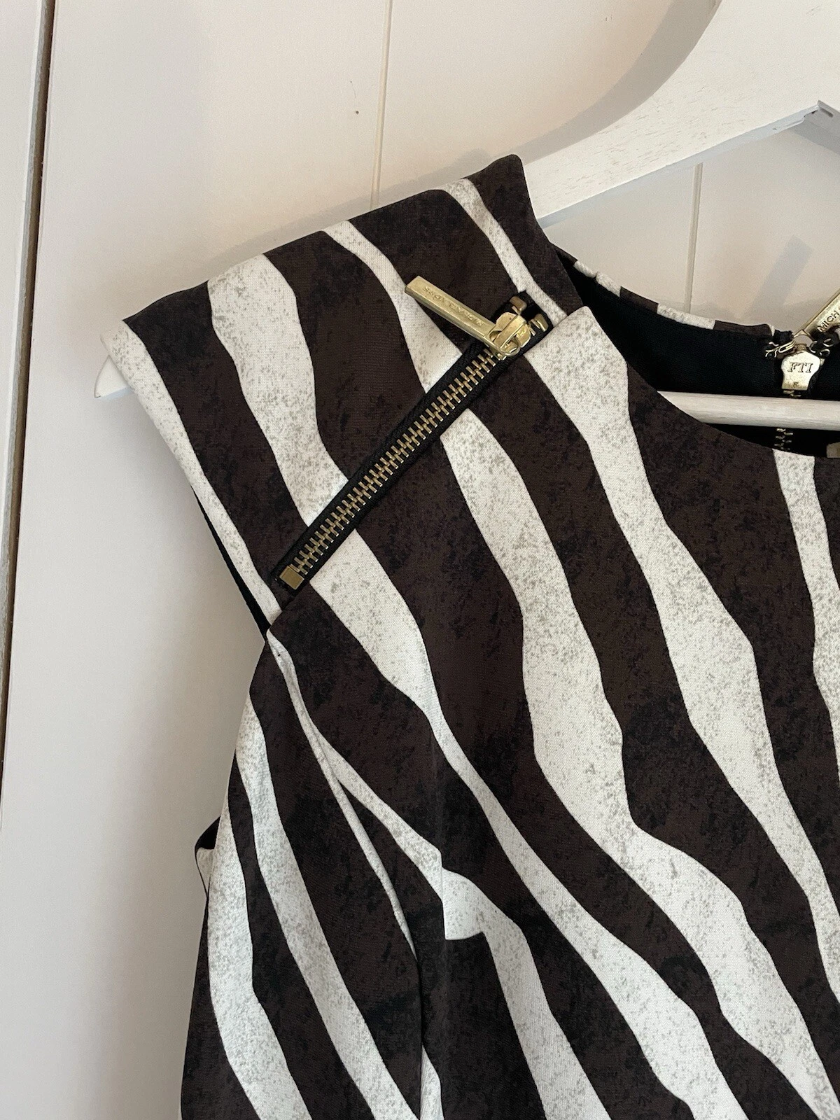 Abito MICHAEL KORS marrone e bianco zebrato righe aderente e svasato taglia 4 = UK 8 10 oro zip