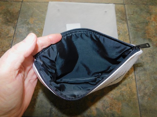 "BORSA BREVE LUNGA STORIA SONO SOPRAVVISSUTO ~ SCRITTE NERE SU COTONE CREMA E TOP CON CERNIERA" - Foto 9 di 10