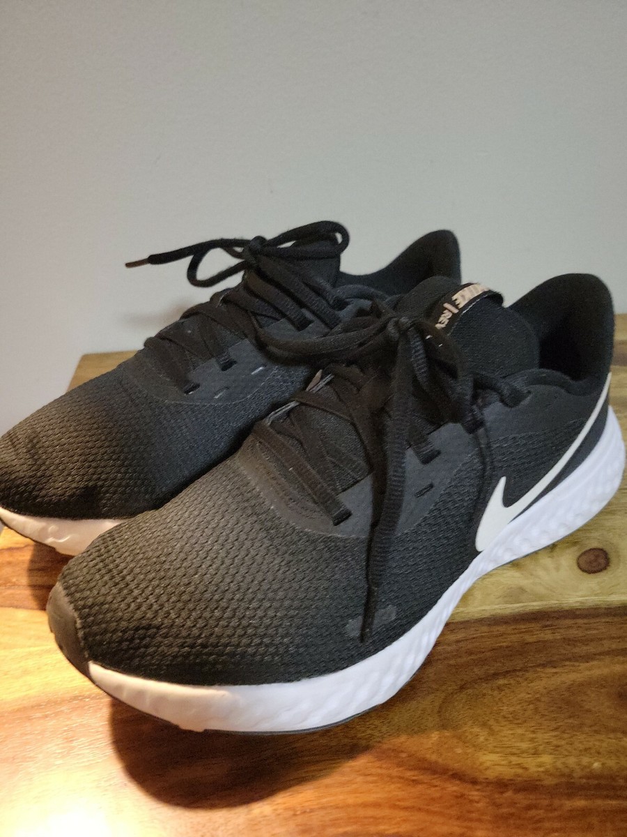 nike revolution 5 women's running shoes on feet