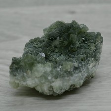 Prehnite verte pierre naturelle brute 120g de Boulemane au Maroc - 7,3x5,2x3,2cm