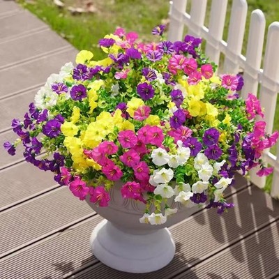 Kunstblumendeko mit Morning Glory und Eukalyptus für Eingang