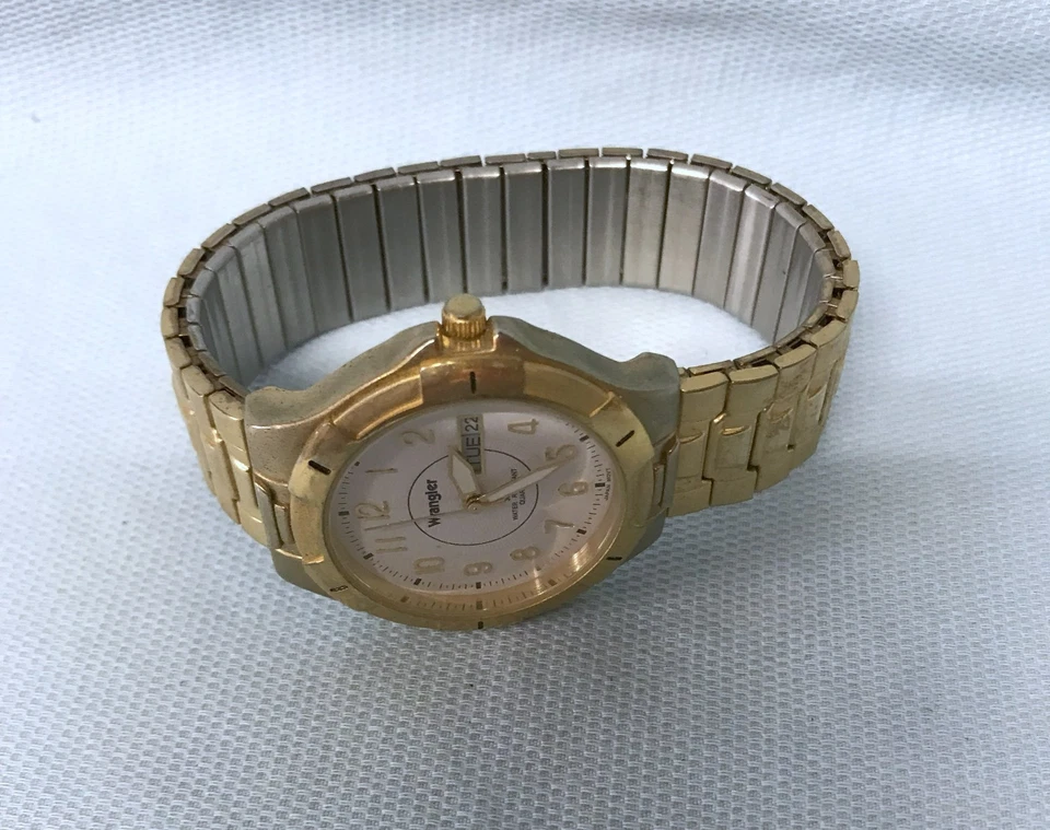 MEN'S WATCH Vintage Wrangler Gold Tone Day/Date Unique Hands w/Gold Numbers (A2) - Image 4 of 4