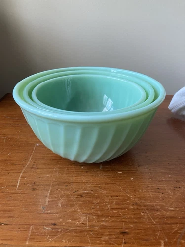 Vintage  FIRE KING JADITE GREEN Set of 3 SWIRL MIXING BOWLS - 7, 8 and 9 inches