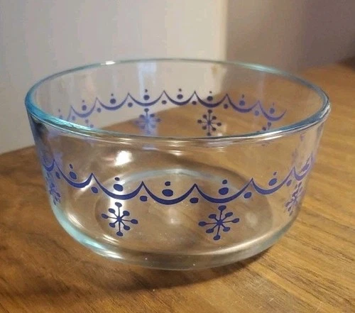 Pyrex #7201 Clear Glass Snowflake Garland Pattern  Bowl