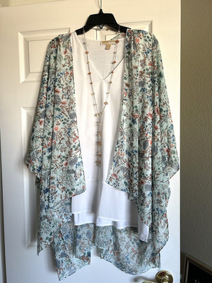 New without tags Coco + Carmen One Size Kimono Beautiful Lightweight Floral